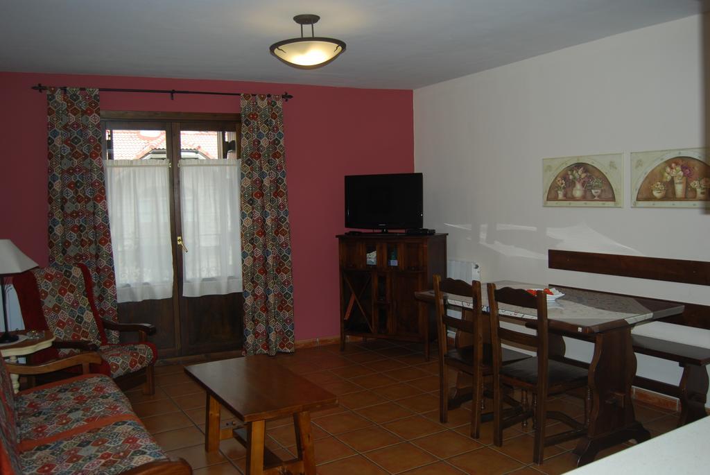 Apartamentos Casa Isabale Biescas  Rum bild